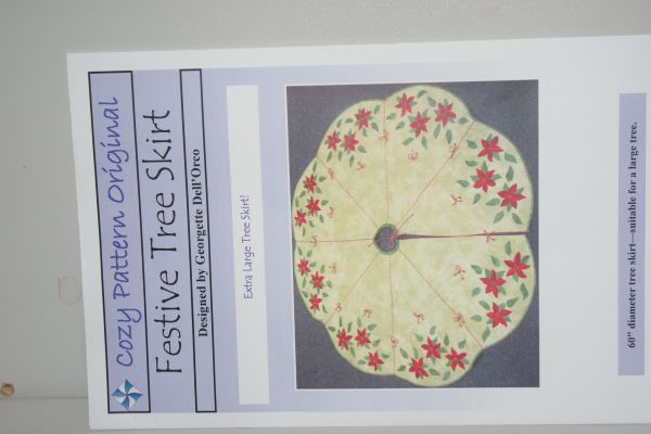 COSY QUILT DESIGN FESTIVE TREE SKIRT